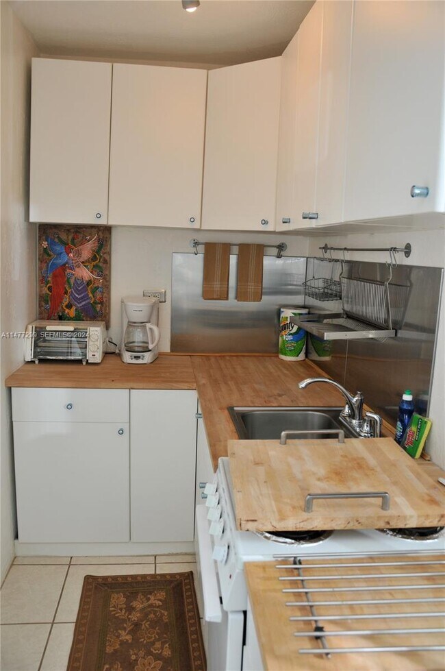 Building Photo - 325 Fernwood Rd