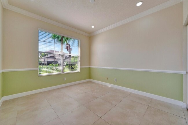 Building Photo - Convenient Central Location - 4 Bedroom + Den , 2 Bathroom Home