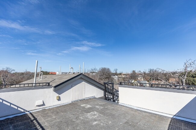 Building Photo - 130 Rose Ln