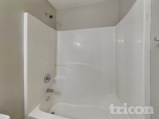 Building Photo - 613 Shadow Lake Dr