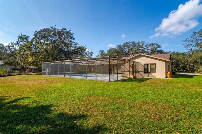 Building Photo - 10206 Lakeview Dr