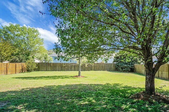 Building Photo - Comfortable Living, 4 BR 2.5 BA Home, Two Car Garage