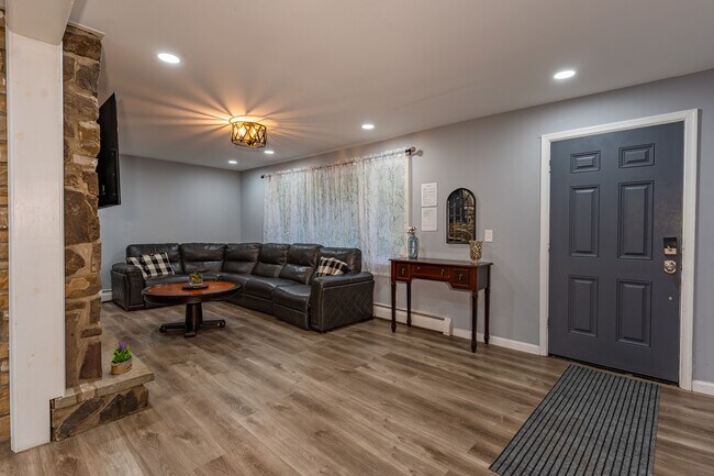 Building Photo - 173 Mountainview Rd