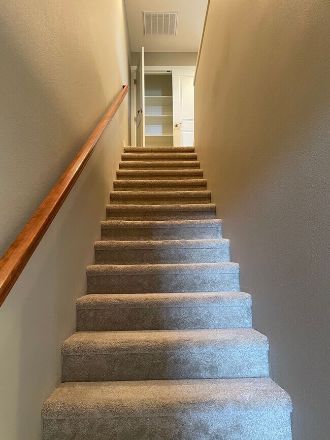 Building Photo - LUXURY 4 Bed Camas Townhome! Gated Communi...