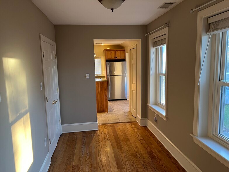 Building Photo - 207 E Main St