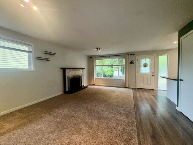 Building Photo - 2 Week Move In Special - 3 Bedroom, 2 Bath...