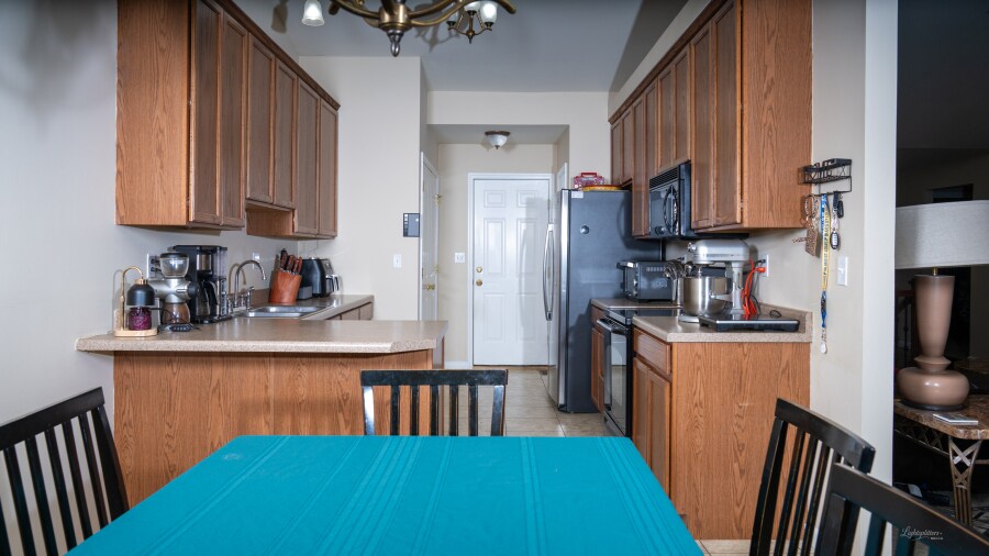 kitchen - 615 Grayhawk Cir