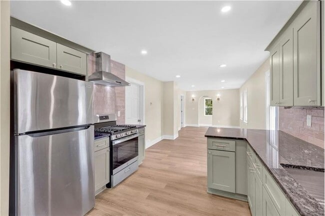 Building Photo - 2332 Cooledge Ave