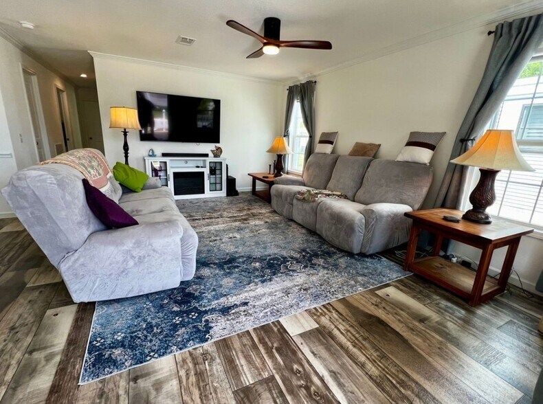 Building Photo - 415 Plover Dr