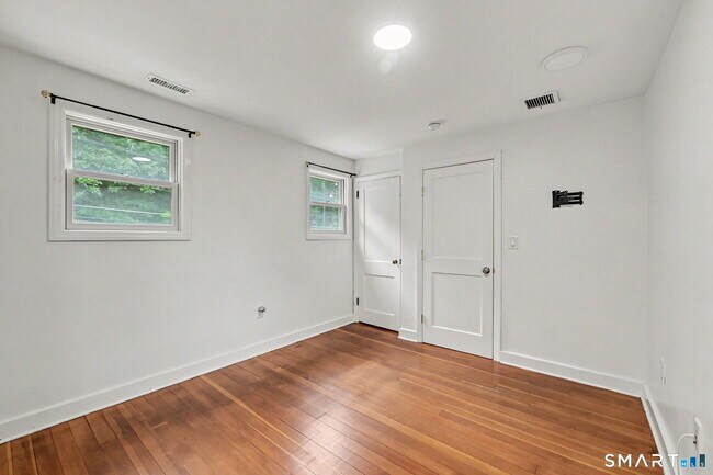Building Photo - 10 Old Hawleyville Rd