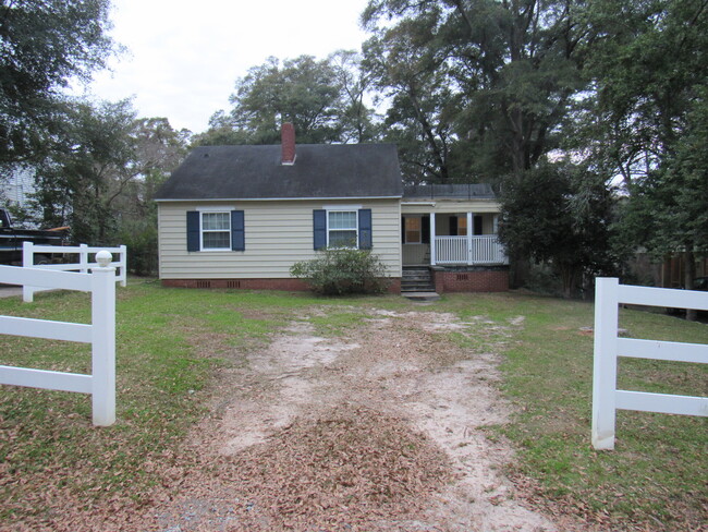 1211 Charles Ave. Perry, GA: There is a paved driveway to the left, not pictured here. - 1211 Charles Ave