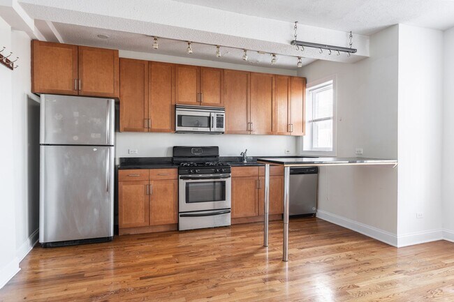 Building Photo - Sheridan Park / Uptown - 2 Bed / 2 Bath - Steps to Beach