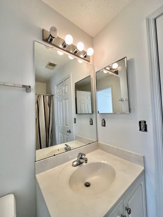 Building Photo - Beautiful 3 BR 2 BA condo in sought after Crown!
