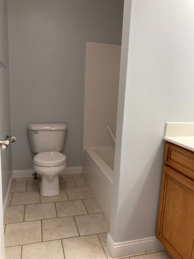 Building Photo - 141 Twin Lakes Dr
