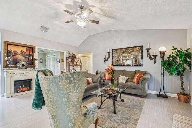 Building Photo - "Charming 3-Bed, 2-Bath Oasis at 1011a Sou...