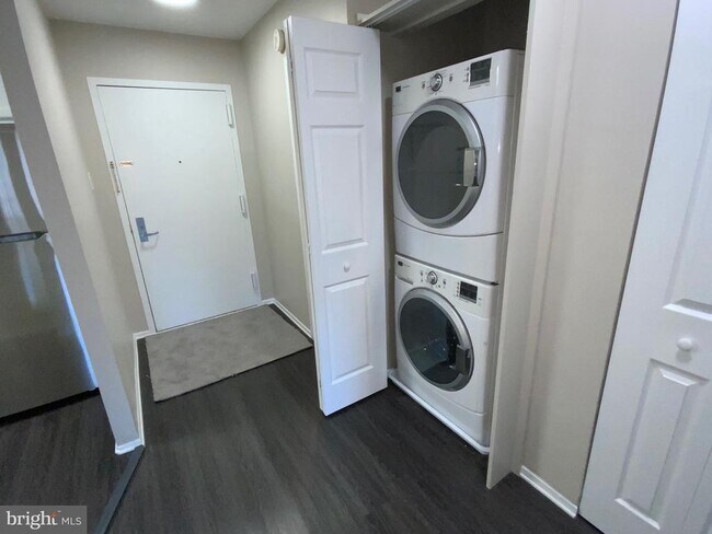 Building Photo - 4500 S Four Mile Run Dr