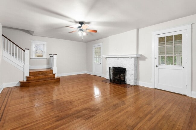 Building Photo - Single family home with hardwood floors th...