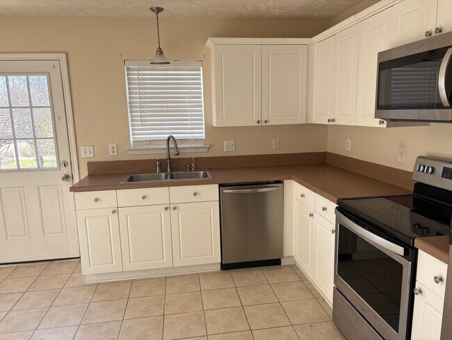 Building Photo - AVAILABLE NOW!