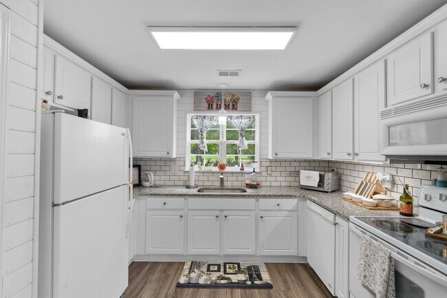 Building Photo - 161 Barclay Dr