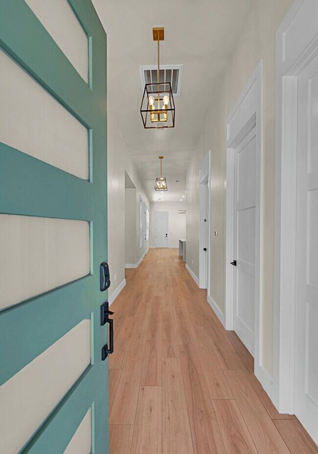 Building Photo - Beautiful 3 bedroom / 3 bath house available now!