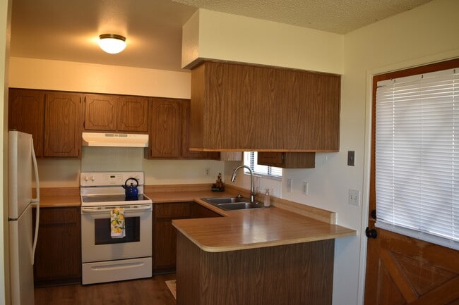 Building Photo - 6011 W Oak Ridge