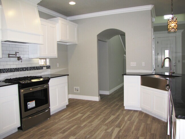 Building Photo - Upscale 4 Bed, 2.5 Bath Available in Fayetteville!