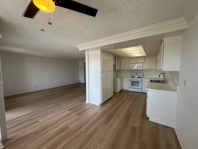 Building Photo - 1110 W 10th St