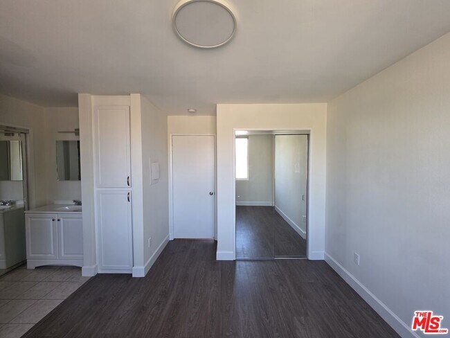 Building Photo - 2638 S Barrington Ave
