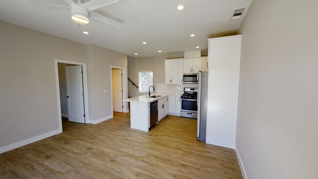Building Photo - 4BD/2BA, Spacious Yard  (Lease out, pendin...