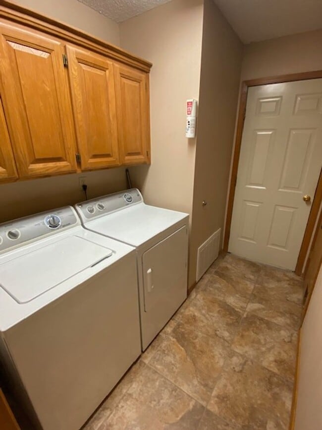 Building Photo - Adorable 2 Bedroom Home Near Downtown Rogers!