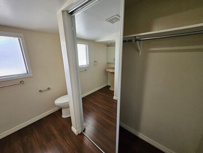 Building Photo - 911 Fruit Ave NW