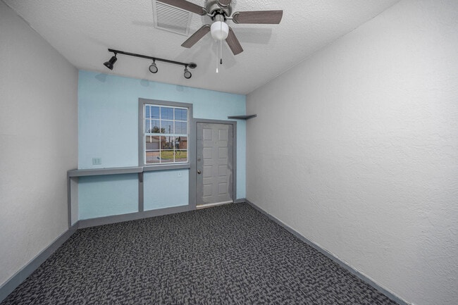 Building Photo - 4213 SW Summit Ave