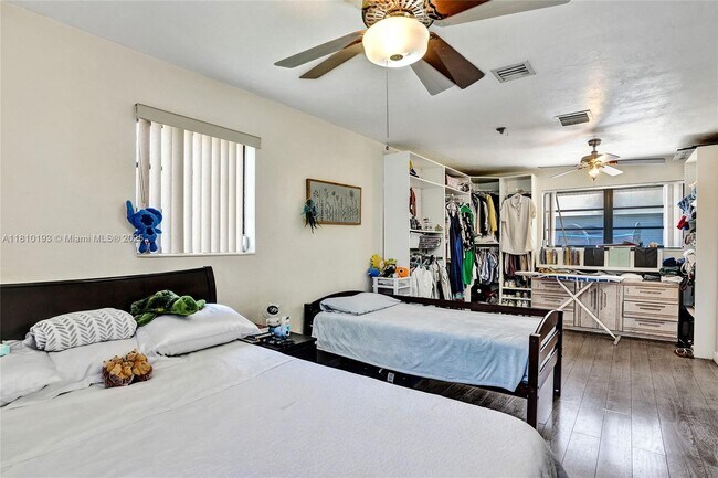 Building Photo - 9910 Bahama Dr