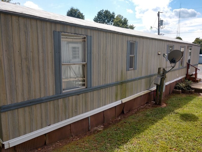 Building Photo - 7960 Reynolda Rd