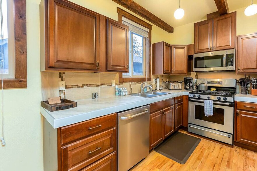 Building Photo - 1018 NW Ogden Ave