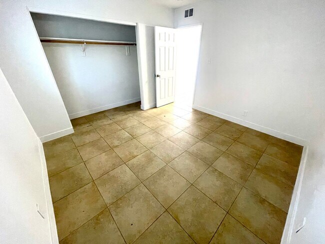 Building Photo - 3351 Brussels St