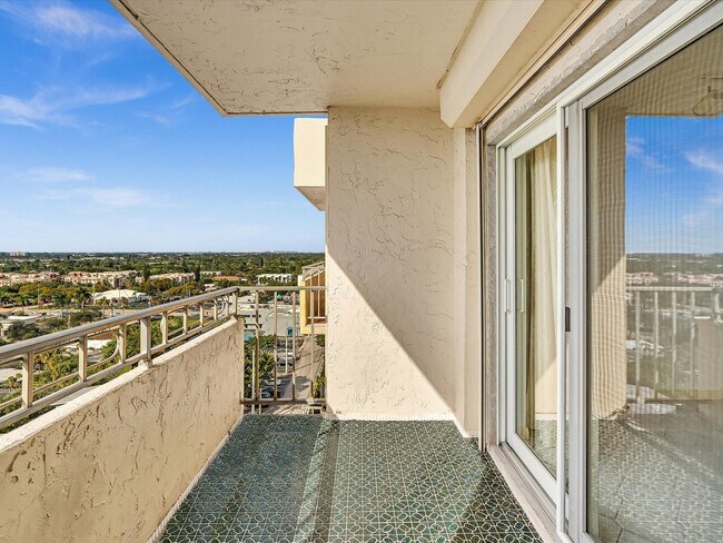 Building Photo - 900 NE 18th Ave