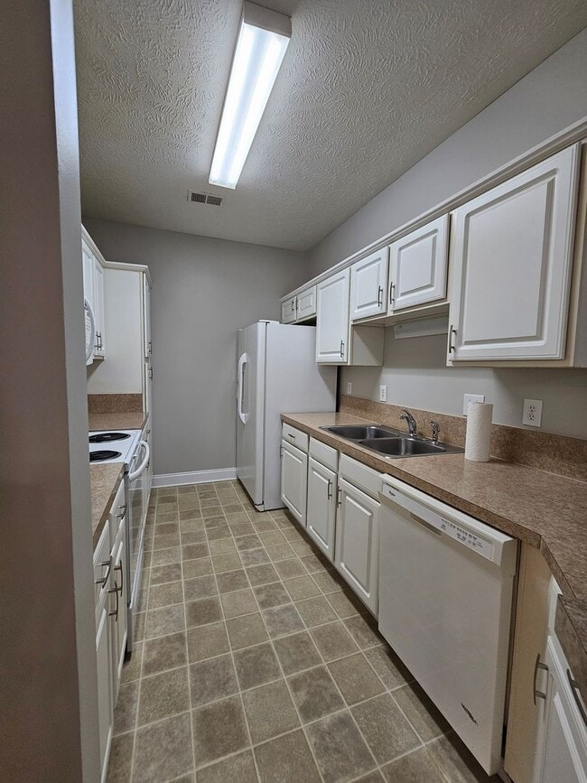 Building Photo - Fountain Pointe 3 bed 2 bath - Long Term R...
