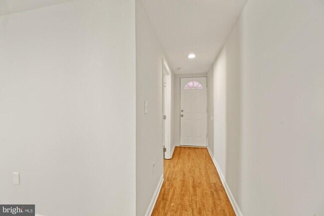 Building Photo - 240 Riverview Ave