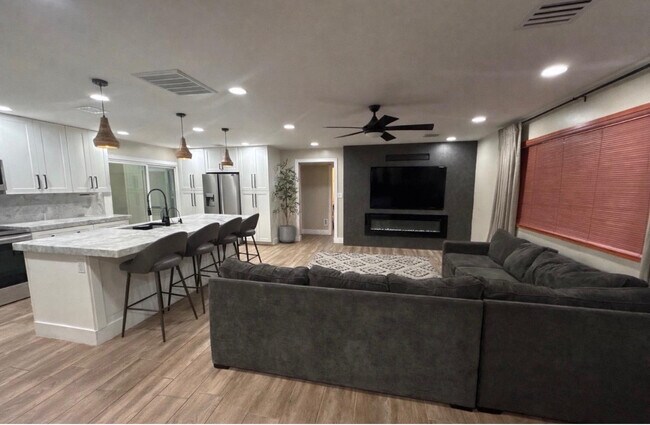 Building Photo - 1237 E Riviera Dr