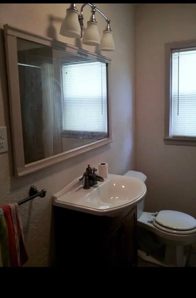 Building Photo - 1602 W 11th Ave