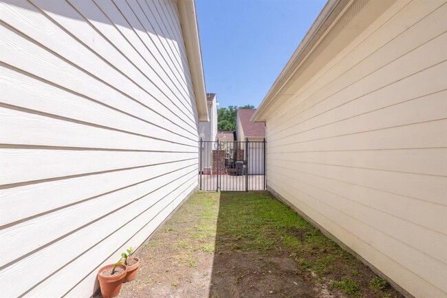 Building Photo - 1323 Queens Rd