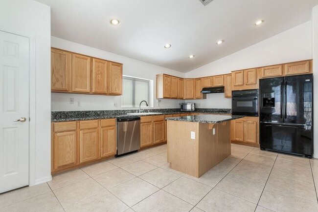 Building Photo - Enjoy an open floor plan with all appliances!
