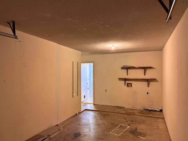 Building Photo - 705 W Louisa Ave