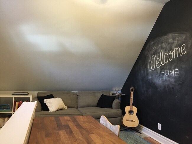 Building Photo - Bright and Cozy 2-Bedroom in Sunnyside wit...