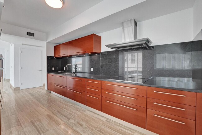 Building Photo - 101 S Fort Lauderdale Beach Blvd