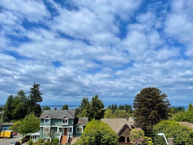 Building Photo - Sophisticated Greenwood Townhome with Views!