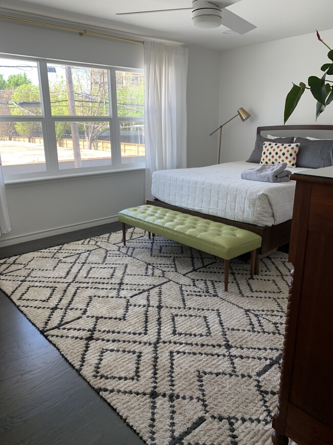 Guest room with on suite bayhroom - 6234 Bandera Ave