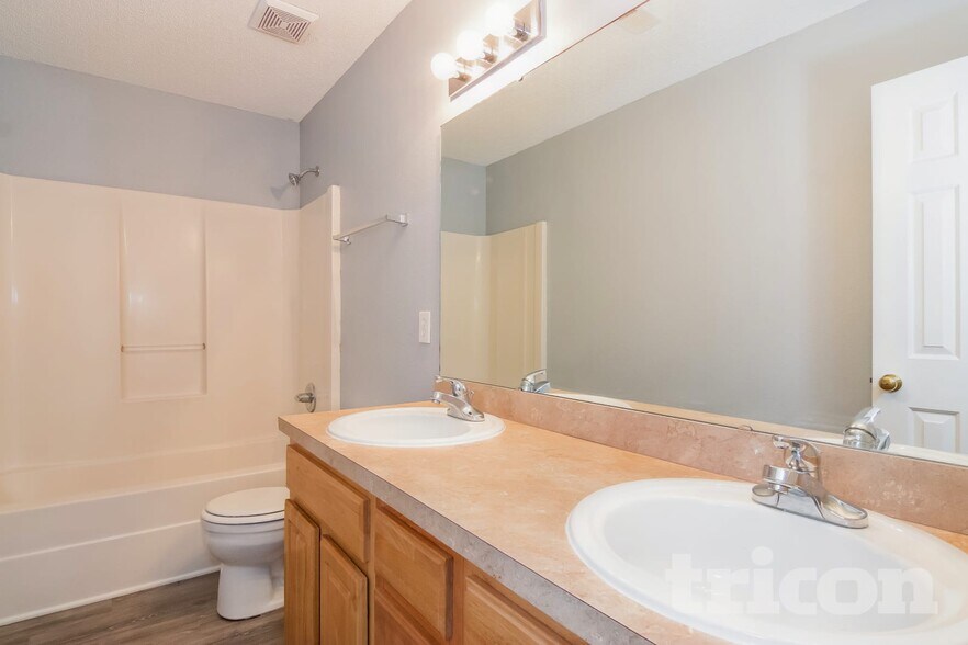 Building Photo - 255 Legend Oaks Dr