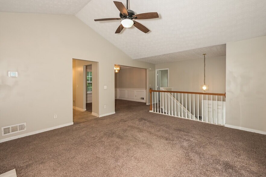 Building Photo - 577 Paradise Cir